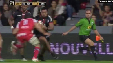 VIDÉO. Christopher Tolofua fait voler Lucas Dupont après une grosse percussion
