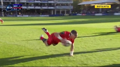 VIDÉO. Imanol Harinordoquy inscrit son premier essai pour Toulouse... en foirant son plongeon