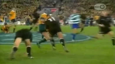 VIDEO. FLASHBACK. 2000. Le 3e ligne australien David Wilson tombe sur un mur nommé Jonah Lomu