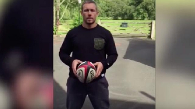 VIDÉO. SKILLS. Jonny Wilkinson sait encore faire des merveilles avec un ballon de rugby