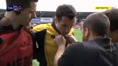 VIDÉO. L'arbitre Mathieu Raynal se blesse après une légère collision avec Michael Paterson