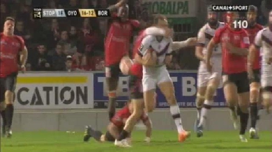 VIDEO. Top 14 - Oyonnax - UBB. La manchette de Pierre Aguillon sur Nicolas Sanchez