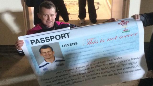 INSOLITE. Nigel Owens bloqué à l'aéroport pour un problème de passeport et chambré par les fans du Leinster