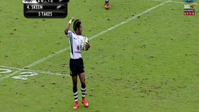 Quand Benito Masilevu tente un arrêt de volée... en dehors de ses 22 mètres.