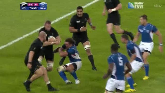 VIDÉO. All Blacks - Namibie : Jacques Burger se prend un énorme cul... et se relève instantanément