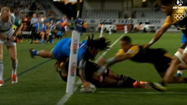 VIDEO. Super Rugby. Rene Ranger s'envole au-dessus de Julian Savea pour un superbe essai en coin
