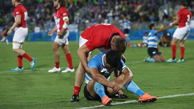 PHOTOS. Rugby à 7. Le beau moment de respect entre Britanniques et Argentins après un match fou