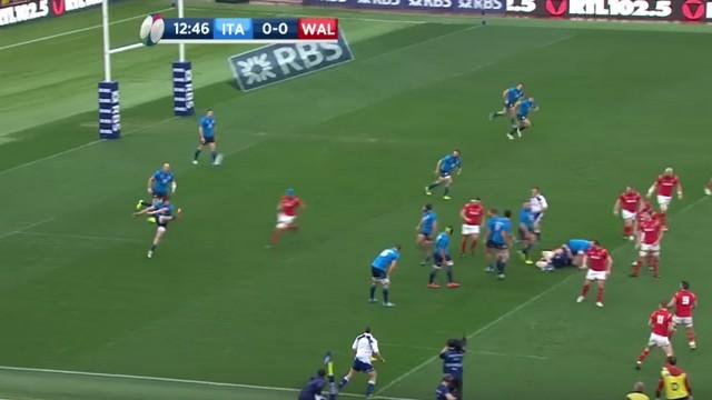 Carlo Canna et son dégagement en touche ont semé le doute lors du match Italie - Pays de Galles.