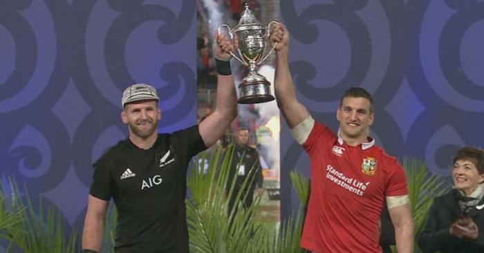 Kieran Read et Sam Warburton soulèvent le trophée ensemble.
