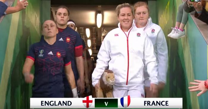 La France et l'Angleterre regardent dans la même direction.