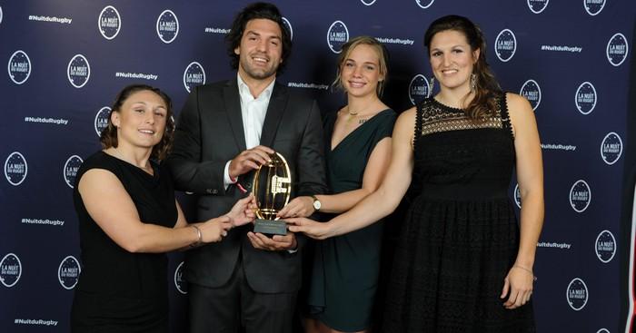 Le Rochelais Kévin Gourdon, bien entouré après la remise de son trophée. Crédit photo : ©FEP/LNR