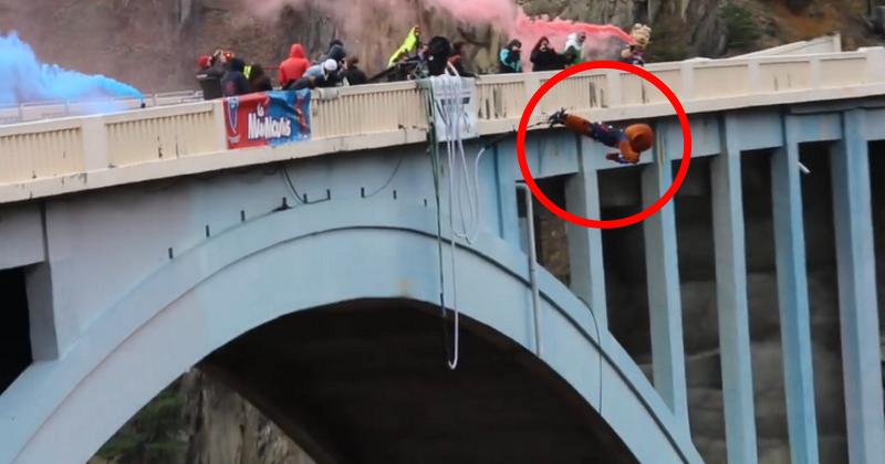 VIDÉO. Insolite : le saut à l'élastique des deux mascottes du FC Grenoble au Pont de Ponsonnas
