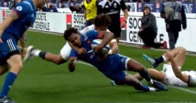 France - Angleterre : Benjamin Fall plaqué haut par Anthony Watson : c'est un essai de pénalité.