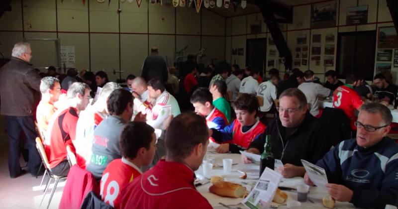 Le lieu de tous les possibles : la table dans le club house.