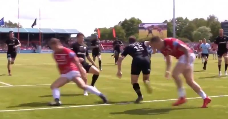 Saracens : Alex Goode enrhume deux adversaires dans un mouchoir de poche avec un superbe coup de rein ! [VIDEO]