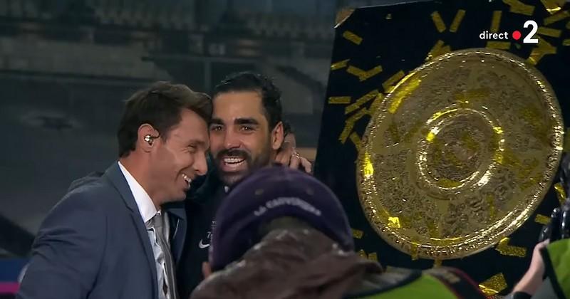 VIDEO. La belle image : Médard et Huget partagent le Brennus avec leur copain Vincent Clerc