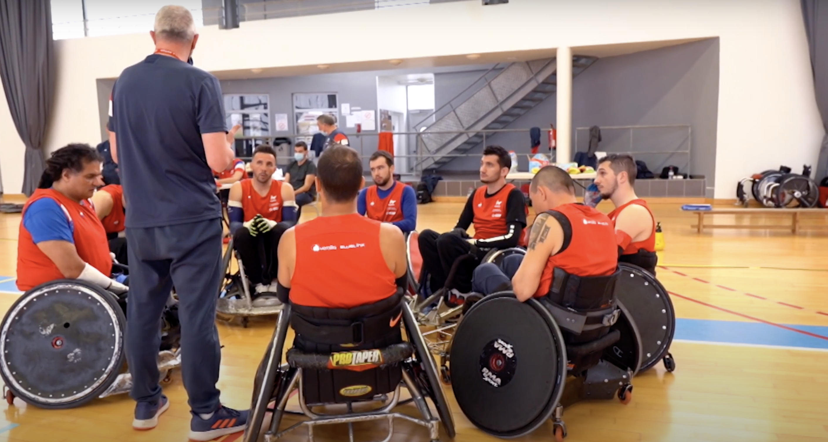 Découvrez la préparation de l'équipe de France de rugby fauteuil pour les Jeux Paralympiques de Tokyo.