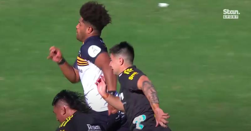 VIDEO. Vous rêviez de voir un 8 griller un 3/4 à la course ? En Super Rugby, Valetini l'a fait !