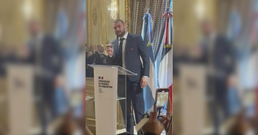 RUGBY. VIDEO. Initiation en chanson à l'ambassade de France à Buenos Aires, le XV de France vit bien !