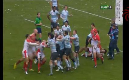 Yachvili s'essuie les crampons, se fritte et prend un jaune