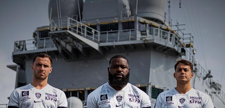 Mayol comme base navale : le RCT présente son nouveau maillot inspiré du porte-avions Charles-De-Gaulle