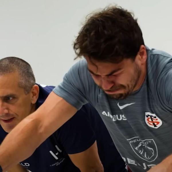 Simple gêne ou vraie blessure ? À J-40 de la finale du Top 14, Mola sème le trouble sur l'état d'Antoine Dupont