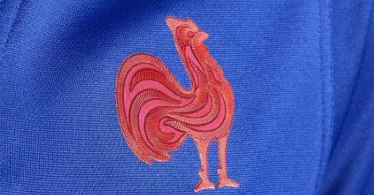 Un coq rouge, un col chargé d’histoire : le maillot 2025/2026 du XV de France célèbre l’Ovalie à la française