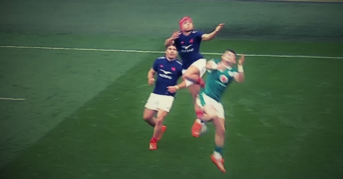 Face à l’Irlande, le match ne se jouera pas seulement au sol. Il se jouera aussi là-haut, dans les airs. Crédit image : Screenshot France TV