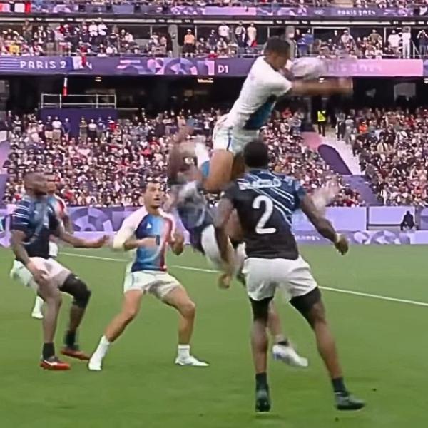 A plus de 3 mètres, Aaron Grandidier, le rugbyman qui rivalise avec LeBron James et Cristiano Ronaldo