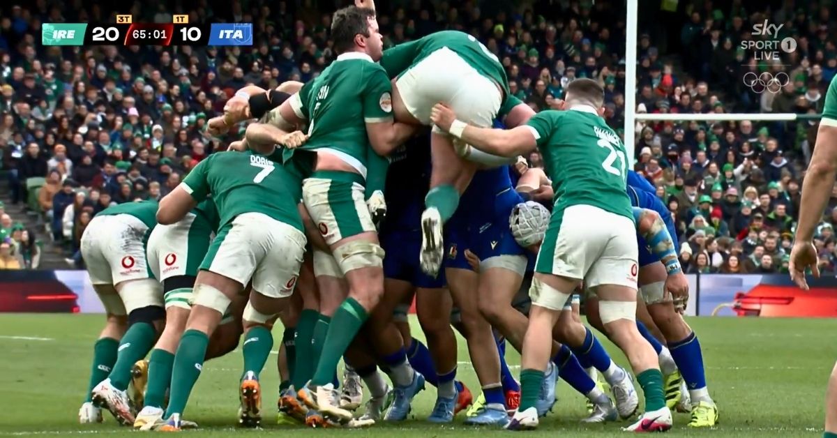 À vitesse réelle, on crie à la faute. Au ralenti, tout se complique. Décryptage d’une mêlée brûlante autour de Furlong.Crédit image : Screenshot Sky Sport