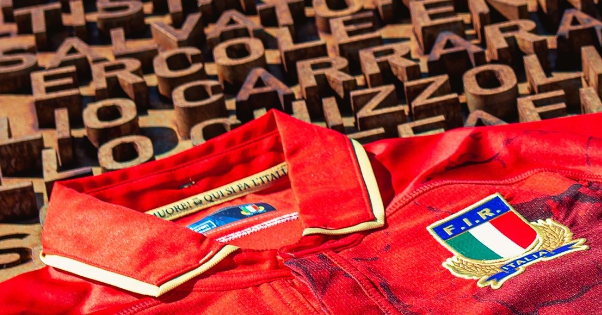 Le 22 février, l’Italie jouera en Rosso Garibaldi face à la France. Un maillot chargé de mémoire et de rivalité. Crédit : @Federugby