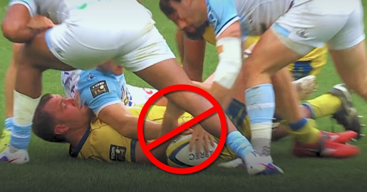 Lors de Clermont-Bayonne, un simple geste au sol de Thomas Ceyte a suffi pour lui valoir un carton jaune. Crédit : Canal +