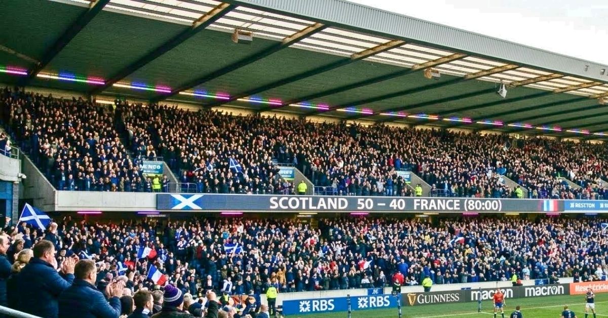 Le public écossais exulte après un match spectaculaire remporté 50 à 40. Crédit image : Nano Banana 2