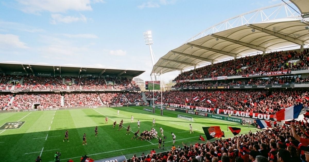 Matmut Stadium de Gerland en fusion : le LOU Rugby à domicile face à Bordeaux en Top 14, une ambiance bouillante dans un stade plein à Lyon. Crédit image : Gemini