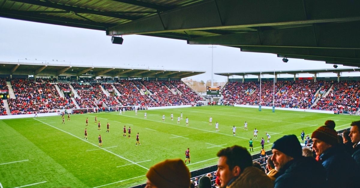 Toulouse leader, mais jamais tranquille. Montpellier, Pau, Bordeaux qui chassent. Et un ventre mou qui rêve de barrages.  Crédit image : Gemini