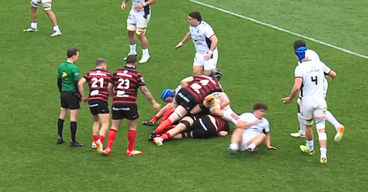Pourquoi l’arbitre donne-t-il parfois mêlée au lieu de pénalité quand le ballon reste bloqué au sol ? Crédit image : Screenshot Canal +