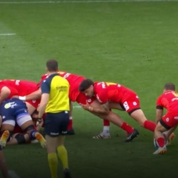 Lamothe proteste, l’arbitre laisse jouer, mais que dit la règle ?