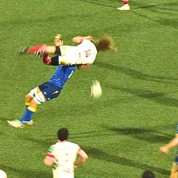 VIDEO. Drame évité : fauché dans les airs, Werner Kok échappe au pire avec talent