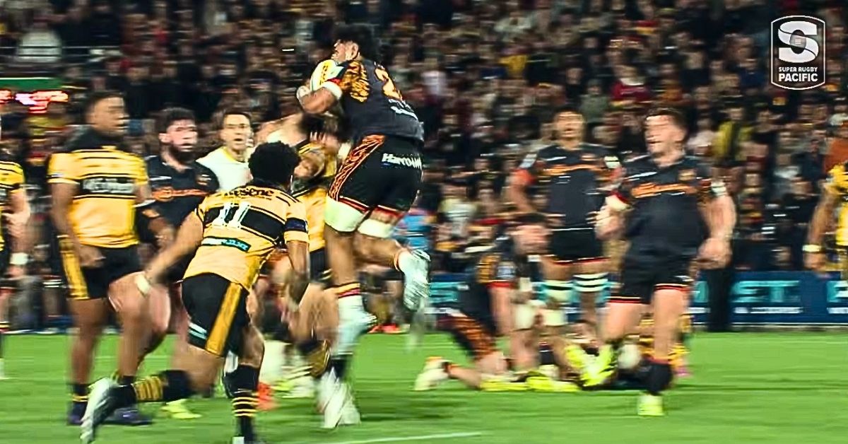 À Hamilton, McKenzie tente le drop victorieux, se fait contrer, Sititi récupère et plonge. Crédit image : Screenshot Super Rugby Pacific