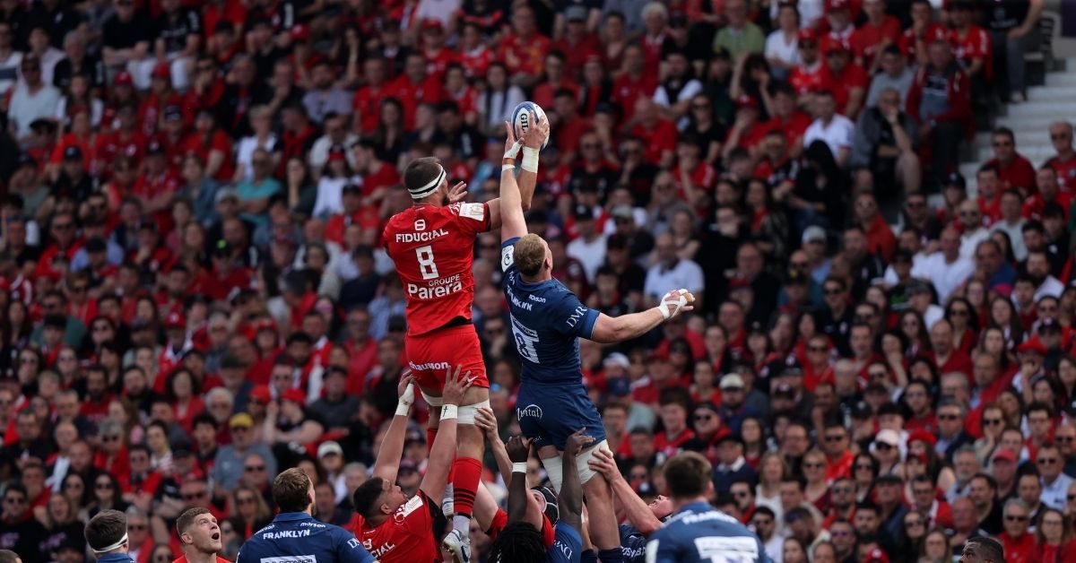 Jean-Luc Du Preez au duel en touche avec Alexandre Roumat, lors de Stade Toulousain - Sale Sharks en Champions Cup.  Crédit : EPCR ©INPHO/Bryan Keane