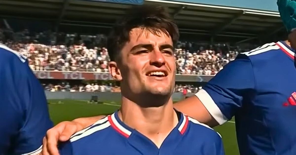 Alors que le XV de France A a joué contre l’Angleterre XV à Vannes, ce vendredi, Nolann Le Garrec a pu communier avec les amateurs de rugby de sa ville natale. - La Chaîne L'Équipe