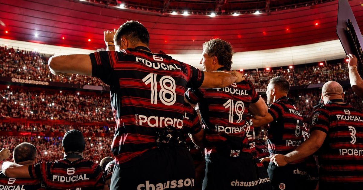 Les joueurs ont posé avec leurs nouvelles bagues après la remise du Bouclier. Screenshot: Canal +