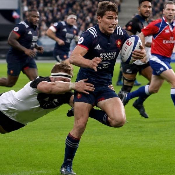 VIDEO. Raffut, crochet, valise... En 2017, Antoine Dupont choquait le monde du rugby en faisant mumuse avec les All Blacks