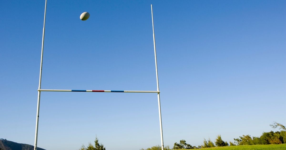 Dans la nuit du 12 au 13 juillet, le Royal Rugby Namur a perdu son club-house, son matériel et ses maillots. Crédit image : Canva
