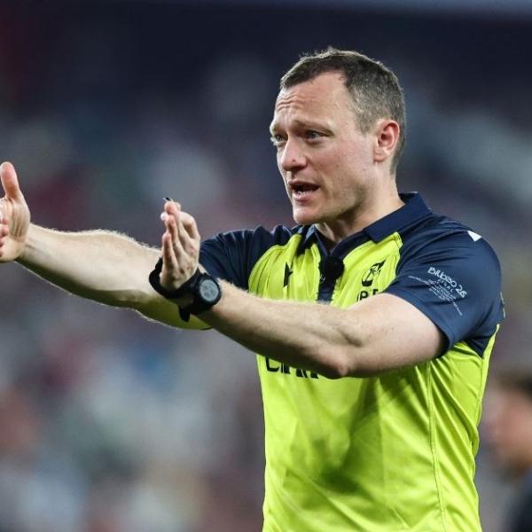 World Rugby limiterait les réunions entre arbitres et entraîneurs : Steve Hansen redoute une montée de la méfiance avant 2027