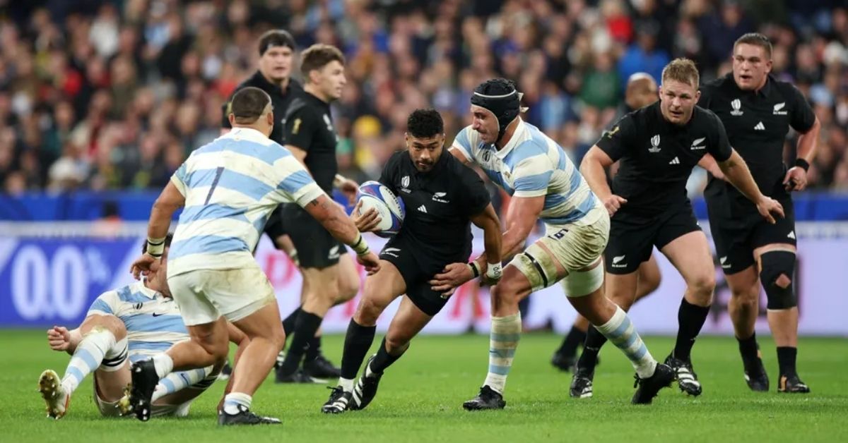 Barrett a 35 ans, Mo’unga 32, McKenzie 31. Derrière ce trio, Ruben Love avance, mais la relève néo-zélandaise tarde encore à vraiment s’imposer. Photo Adam Pretty - World Rugby