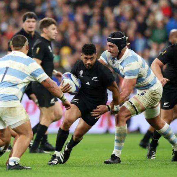 35, 32, 31 ans : à un an du Mondial 2027, les All Blacks ont-ils suffisamment préparé la relève au poste de numéro 10 ?