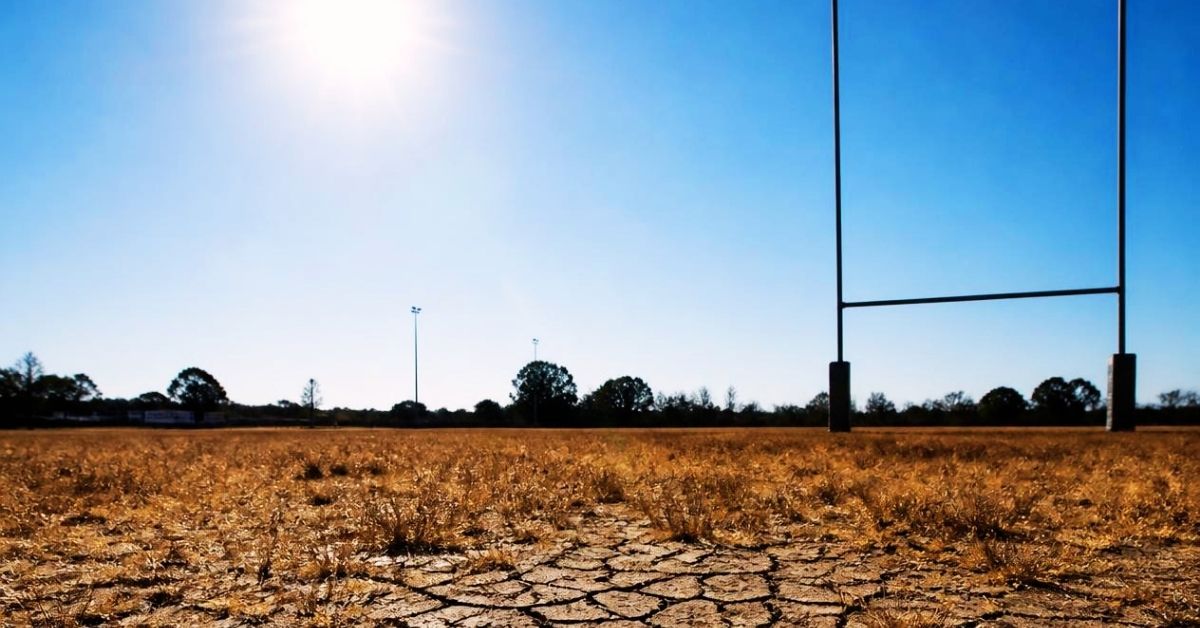 Des pelouses trop dures pour plaquer sans risque : la RFU repousse le rugby amateur anglais et ouvre un chantier bien plus large sur ses infrastructures.