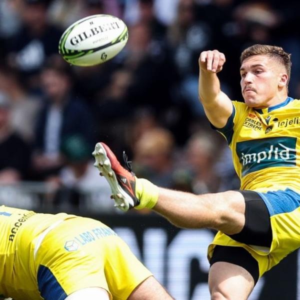 À quinze jours du Top 14, Clermont laisse filer une avance de 19 points et reçoit un premier avertissement face au Stade Français