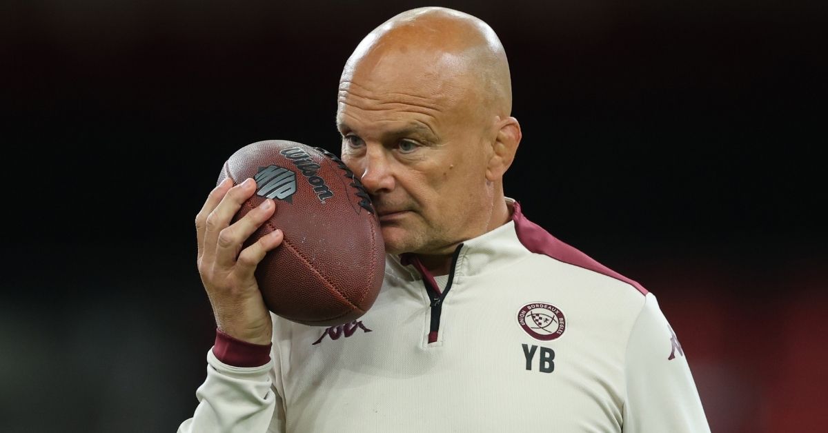Yannick Bru en pleine inspection olfactive d'un ballon de foot US.©INPHO/James Crombie (EPCR)